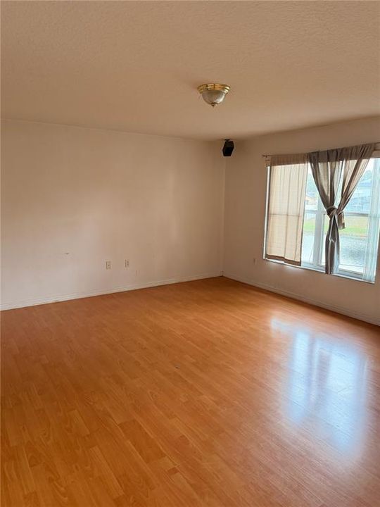 待售: $299,000 (4 贝兹, 2 浴室, 2930 平方英尺)