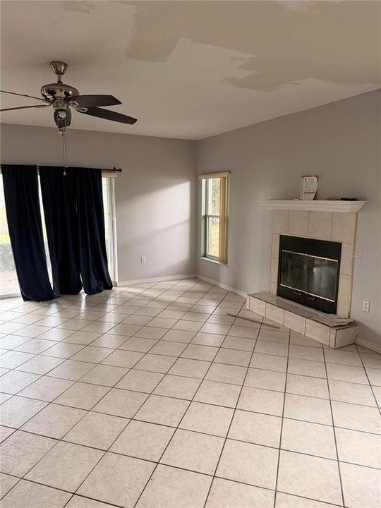 待售: $299,000 (4 贝兹, 2 浴室, 2930 平方英尺)