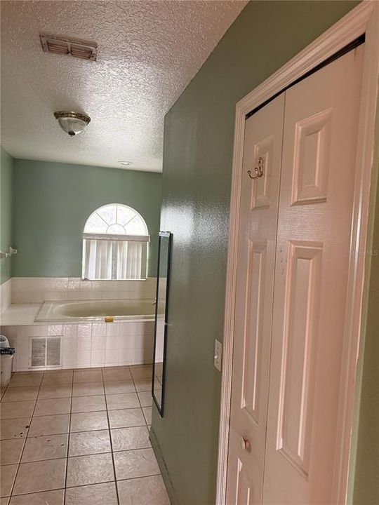 待售: $299,000 (4 贝兹, 2 浴室, 2930 平方英尺)