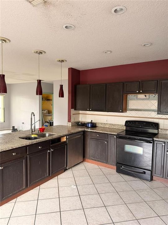 待售: $299,000 (4 贝兹, 2 浴室, 2930 平方英尺)