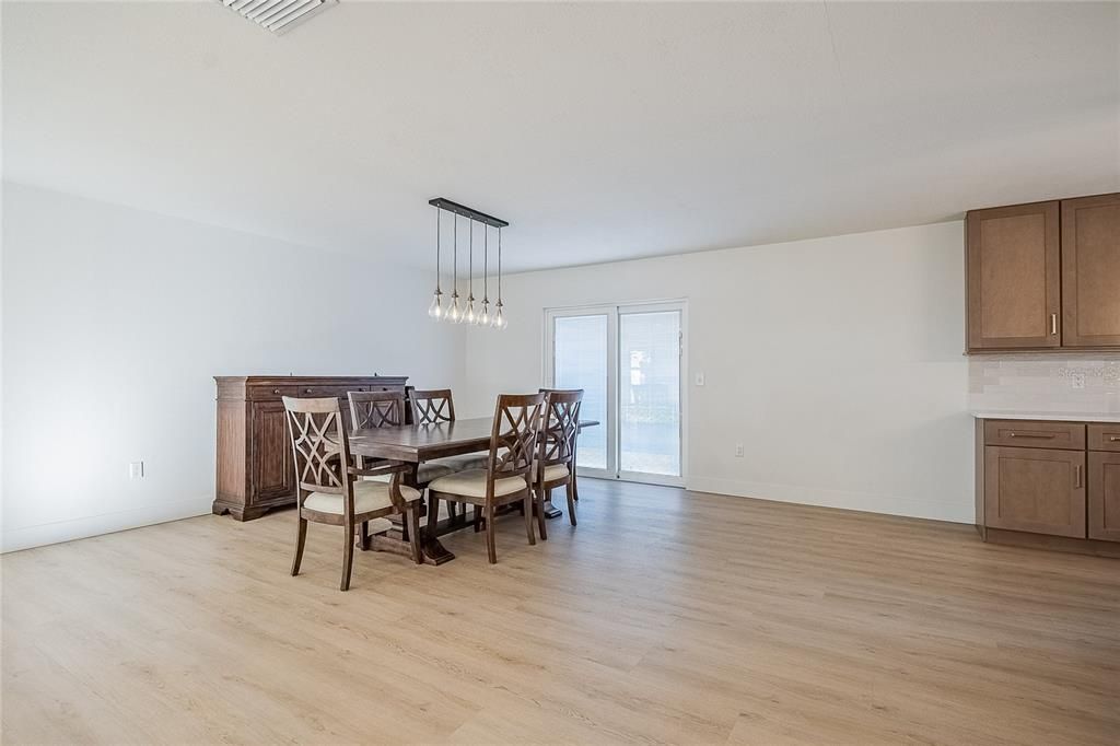 En Venta: $549,900 (3 camas, 2 baños, 1732 Pies cuadrados)