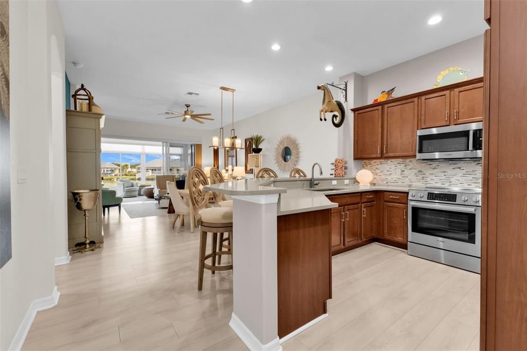 合同活跃: $315,000 (2 贝兹, 2 浴室, 1387 平方英尺)