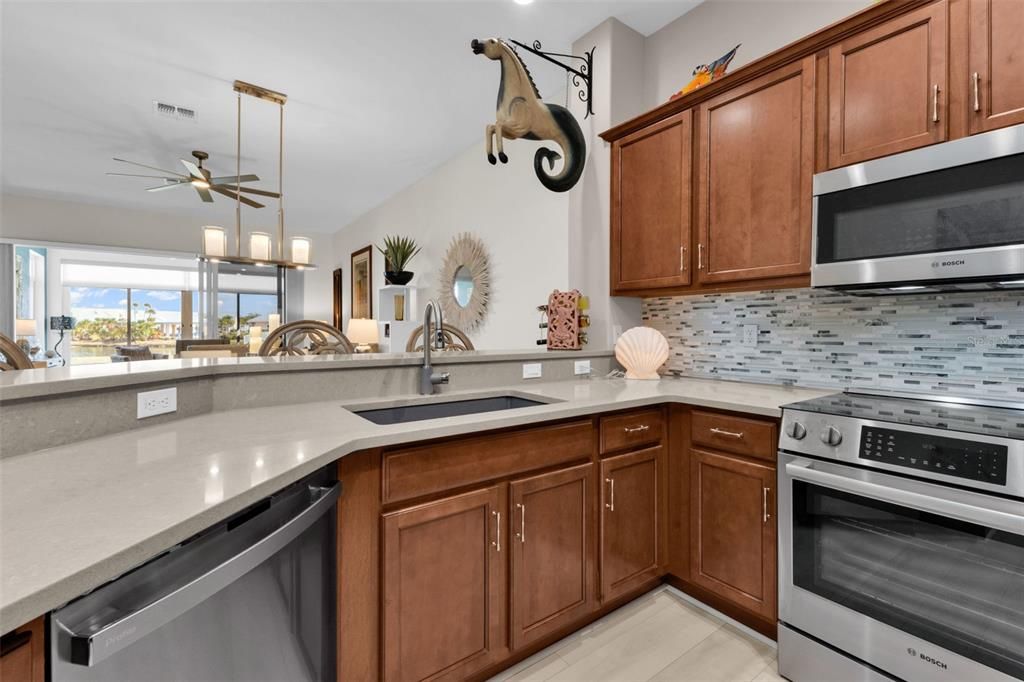 合同活跃: $315,000 (2 贝兹, 2 浴室, 1387 平方英尺)