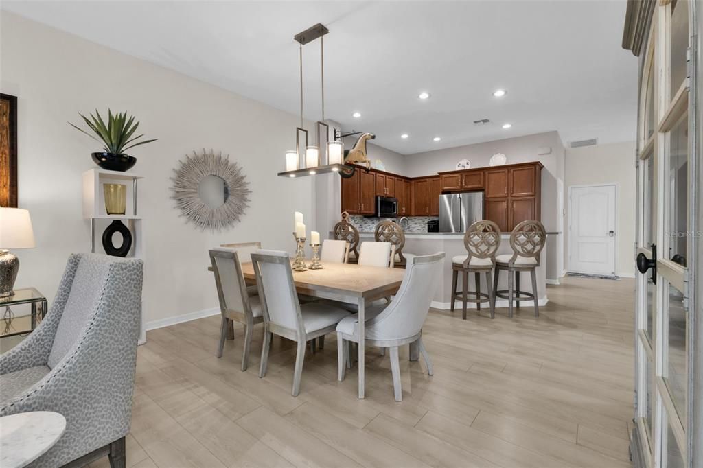 合同活跃: $315,000 (2 贝兹, 2 浴室, 1387 平方英尺)