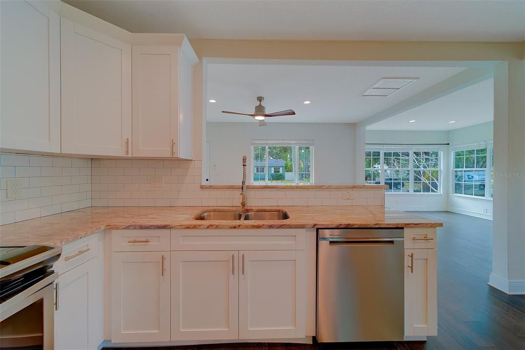 En Venta: $650,000 (3 camas, 2 baños, 1402 Pies cuadrados)