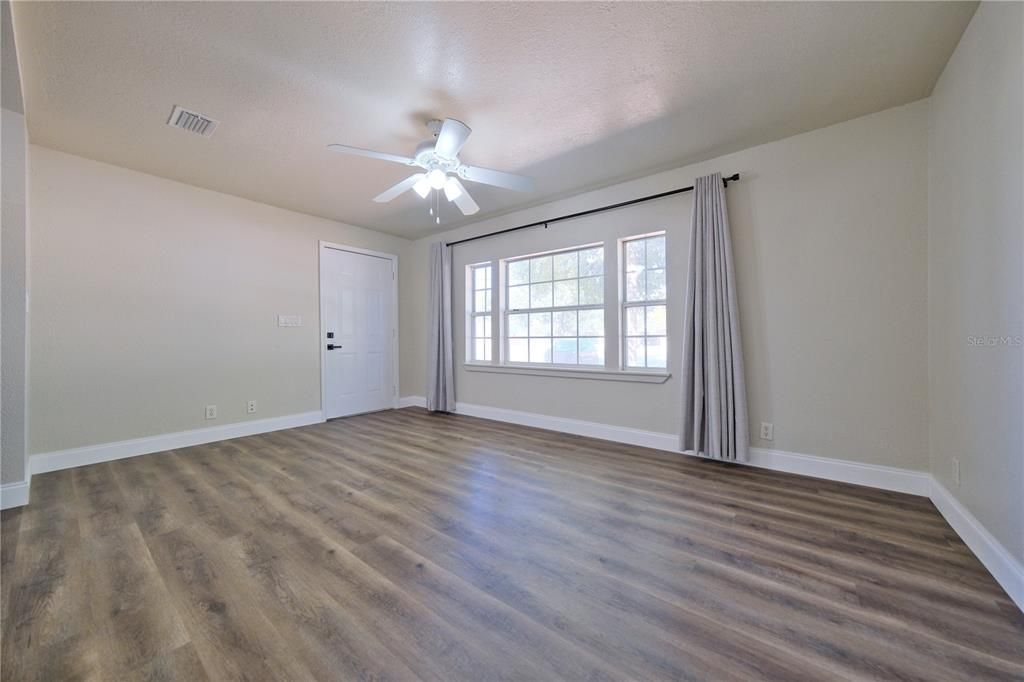 For Sale: $174,900 (2 beds, 1 baths, 672 Square Feet)