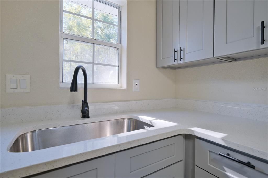 For Sale: $174,900 (2 beds, 1 baths, 672 Square Feet)