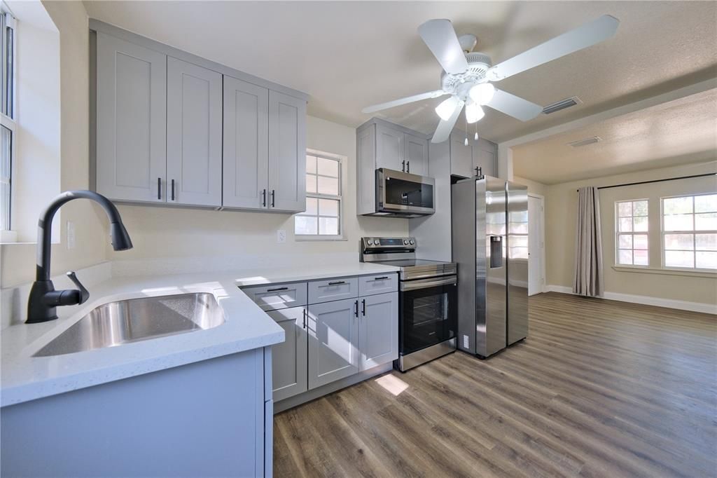 For Sale: $174,900 (2 beds, 1 baths, 672 Square Feet)