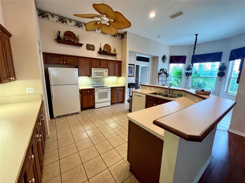 待售: $285,000 (2 贝兹, 2 浴室, 1745 平方英尺)