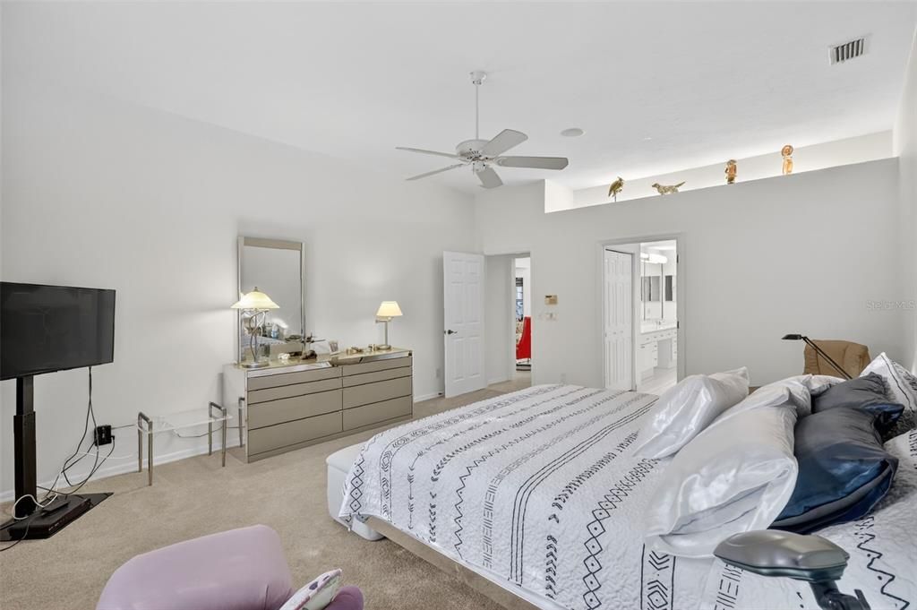 For Sale: $549,500 (2 beds, 2 baths, 2358 Square Feet)