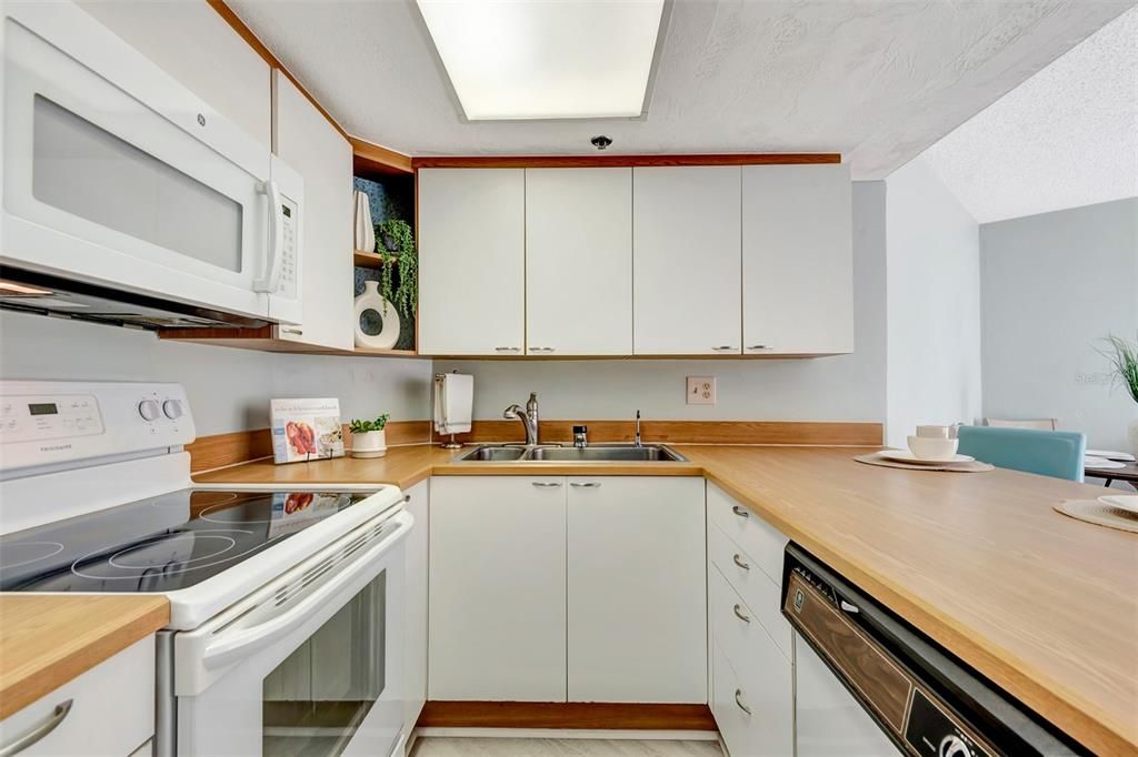 На продажу: $279,000 (2 спален, 2 ванн, 1189 Квадратных фут)