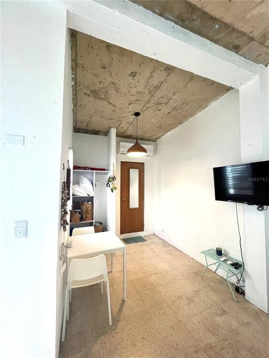 В аренду: $875 (1 спален, 1 ванн, 200 Квадратных фут)