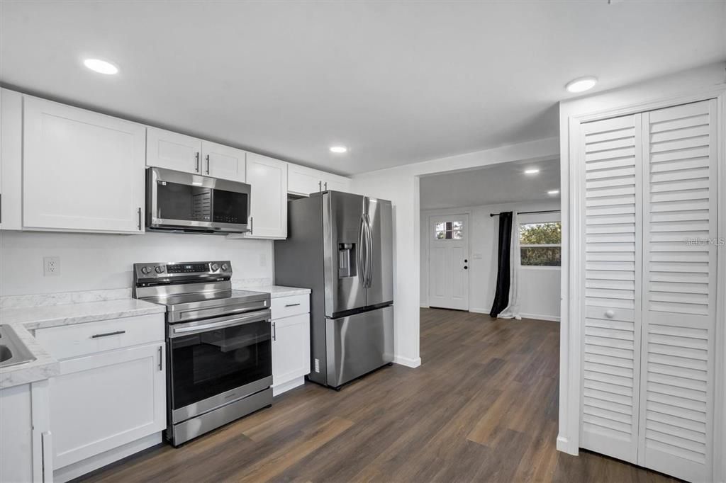 出租: $2,300 (2 贝兹, 2 浴室, 720 平方英尺)