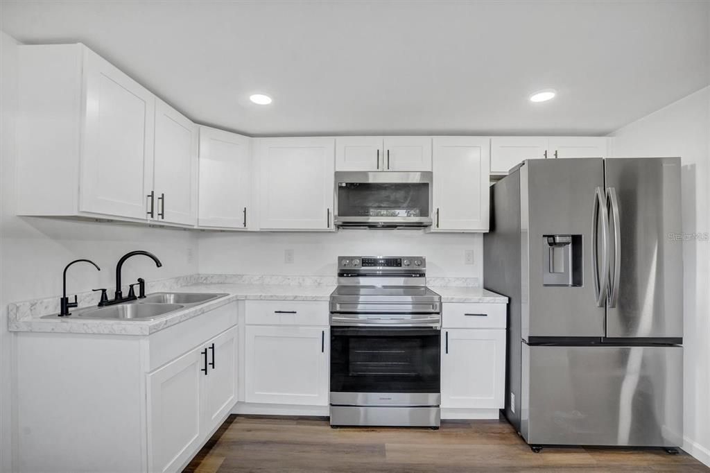 出租: $2,300 (2 贝兹, 2 浴室, 720 平方英尺)