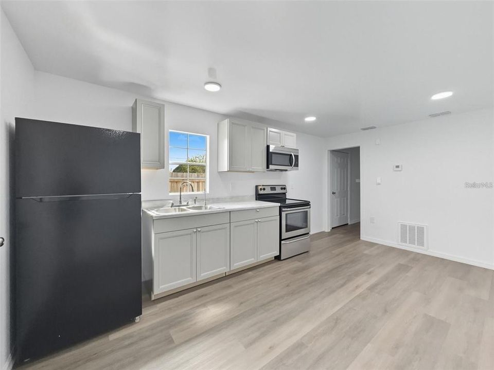 出租: $2,300 (2 贝兹, 2 浴室, 720 平方英尺)