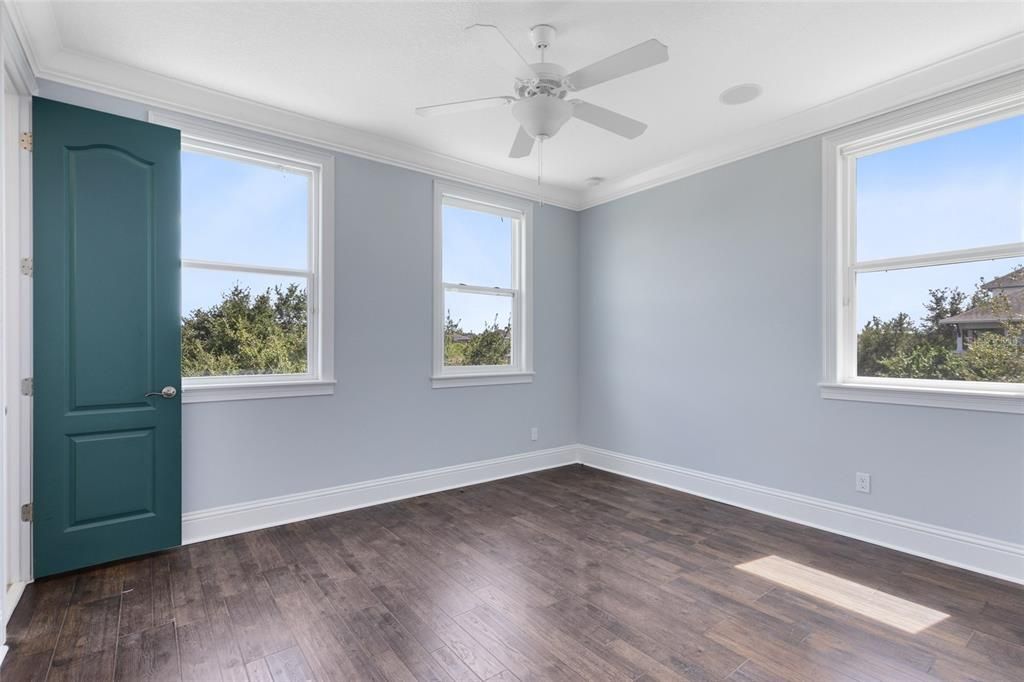 出租: $4,500 (4 贝兹, 3 浴室, 2955 平方英尺)