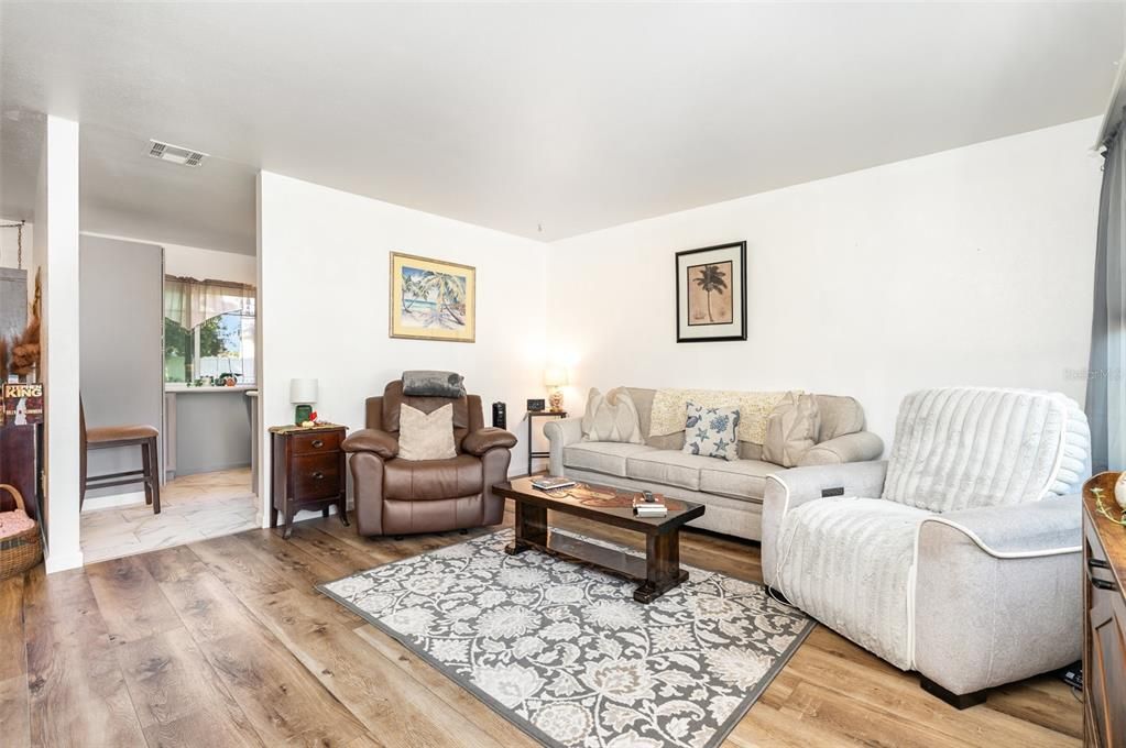 合同活跃: $204,900 (3 贝兹, 1 浴室, 888 平方英尺)