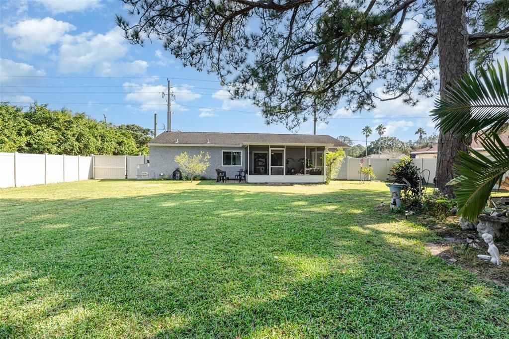 合同活跃: $204,900 (3 贝兹, 1 浴室, 888 平方英尺)