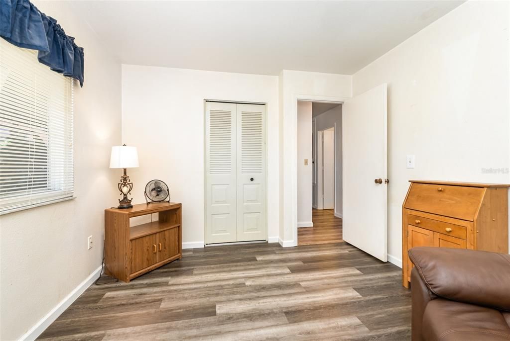 合同活跃: $204,900 (3 贝兹, 1 浴室, 888 平方英尺)