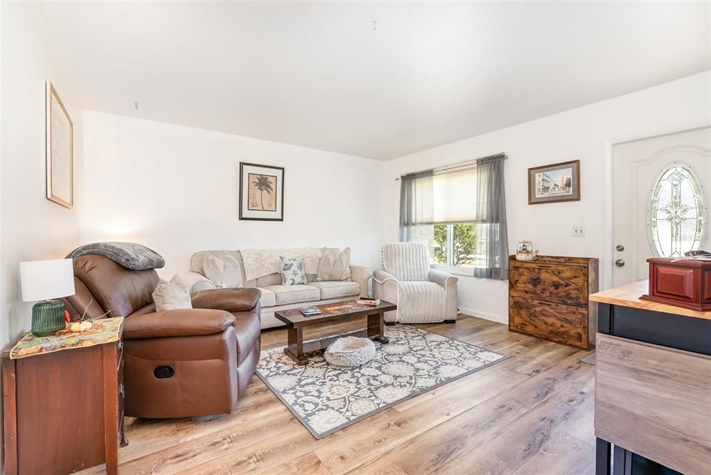 合同活跃: $204,900 (3 贝兹, 1 浴室, 888 平方英尺)