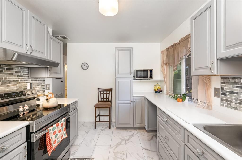 合同活跃: $204,900 (3 贝兹, 1 浴室, 888 平方英尺)