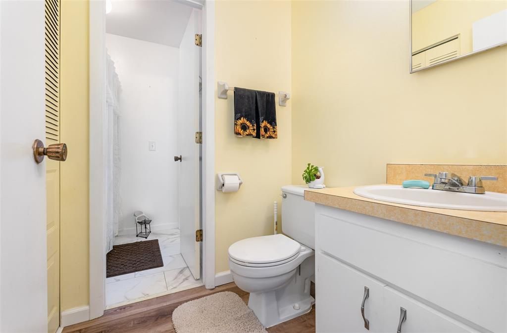 合同活跃: $204,900 (3 贝兹, 1 浴室, 888 平方英尺)