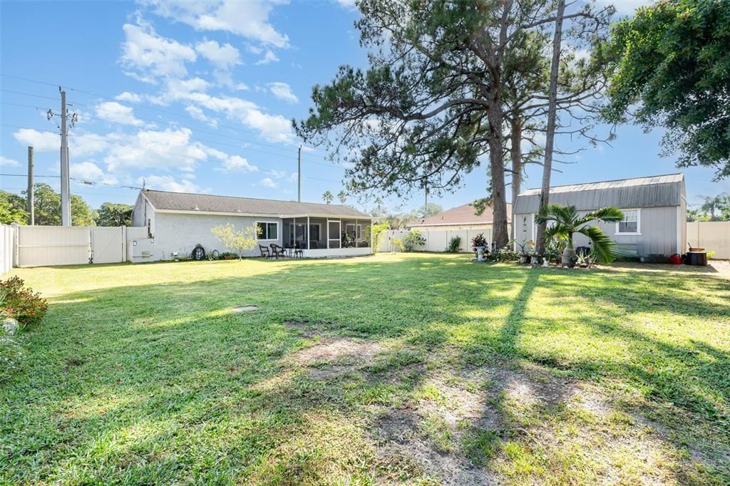 合同活跃: $204,900 (3 贝兹, 1 浴室, 888 平方英尺)