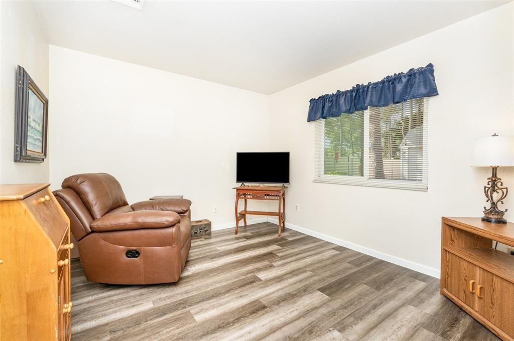 合同活跃: $204,900 (3 贝兹, 1 浴室, 888 平方英尺)