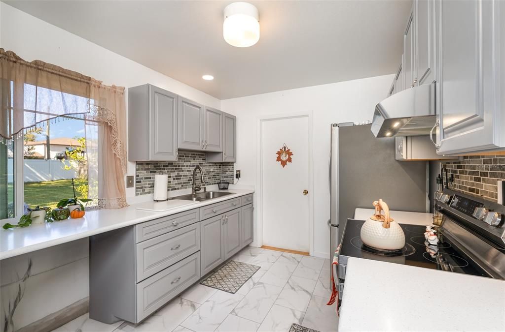 合同活跃: $204,900 (3 贝兹, 1 浴室, 888 平方英尺)