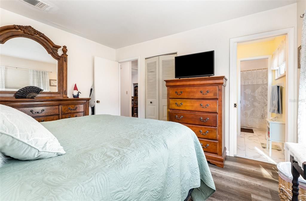 合同活跃: $204,900 (3 贝兹, 1 浴室, 888 平方英尺)