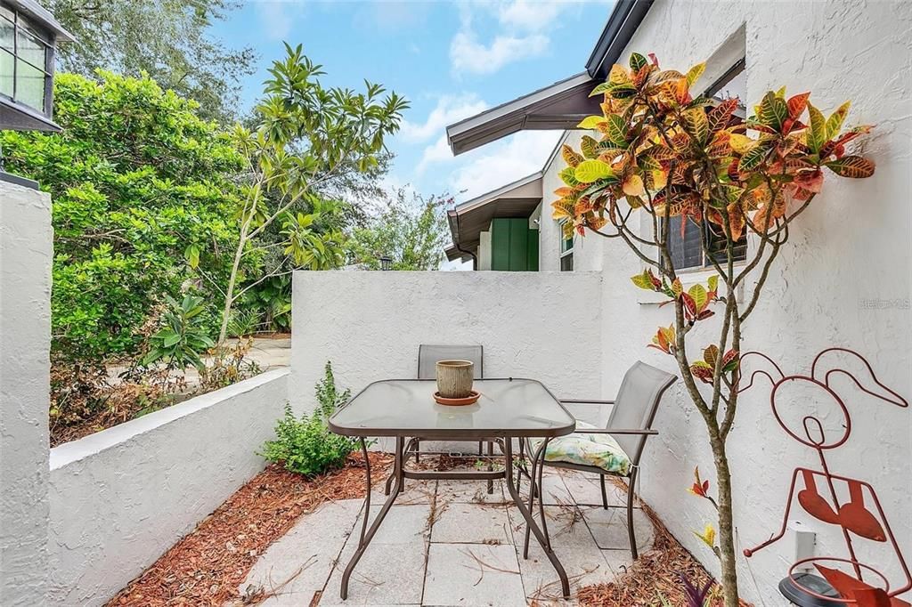 For Rent: $1,675 (2 beds, 2 baths, 920 Square Feet)