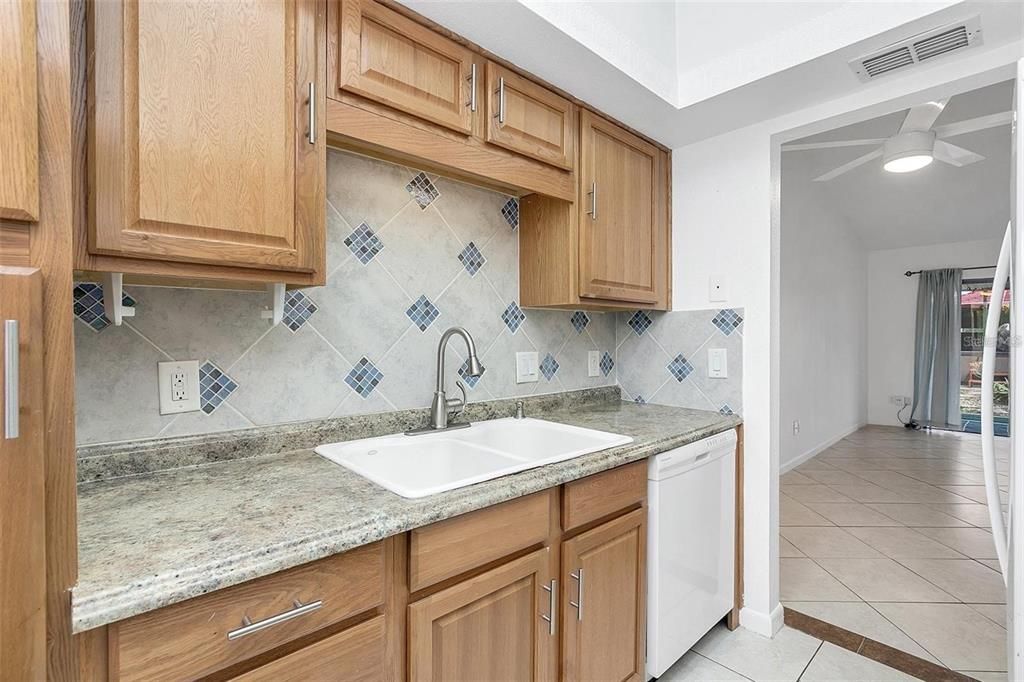 For Rent: $1,675 (2 beds, 2 baths, 920 Square Feet)