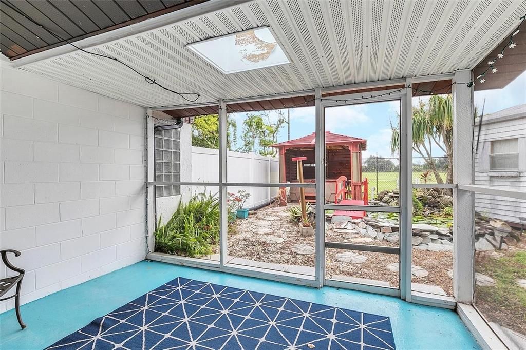 For Rent: $1,675 (2 beds, 2 baths, 920 Square Feet)