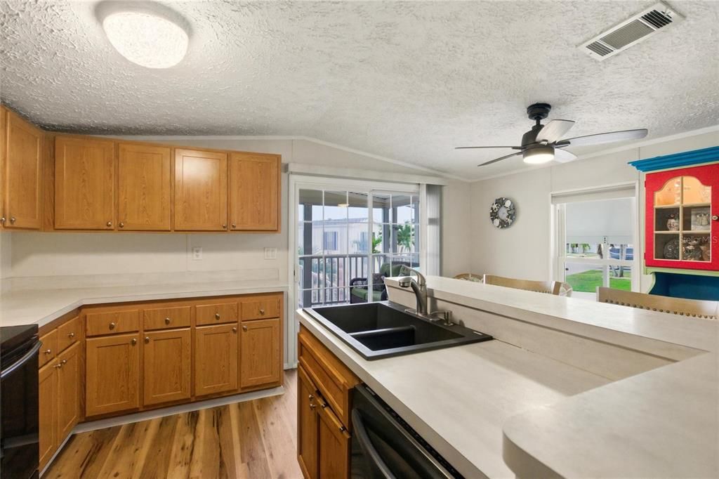 На продажу: $165,000 (2 спален, 2 ванн, 960 Квадратных фут)