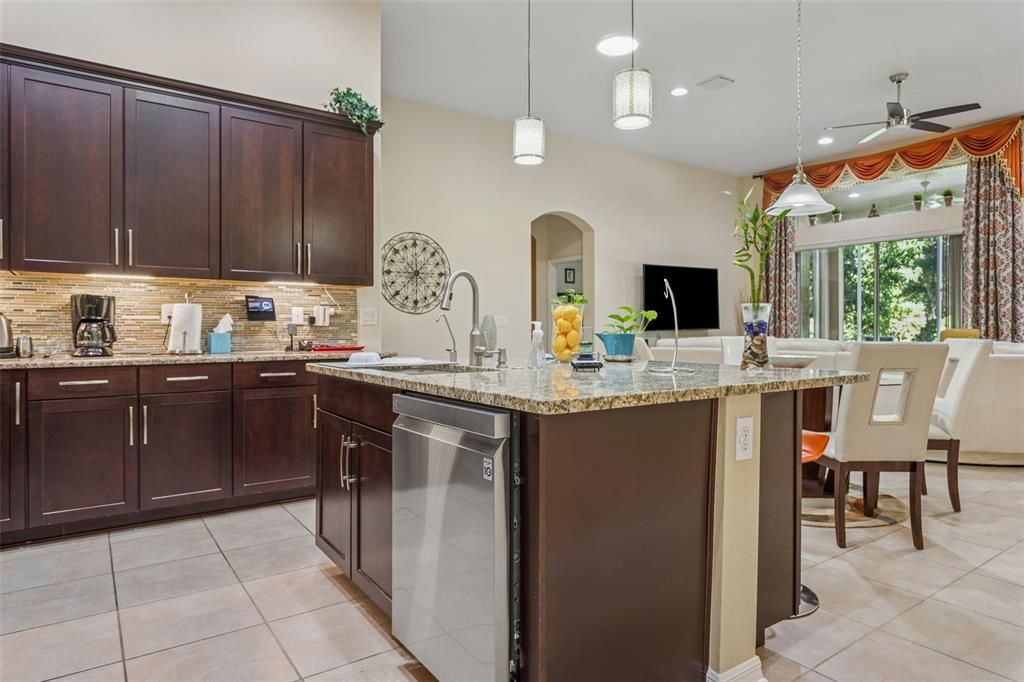 出租: $3,750 (4 贝兹, 3 浴室, 2575 平方英尺)