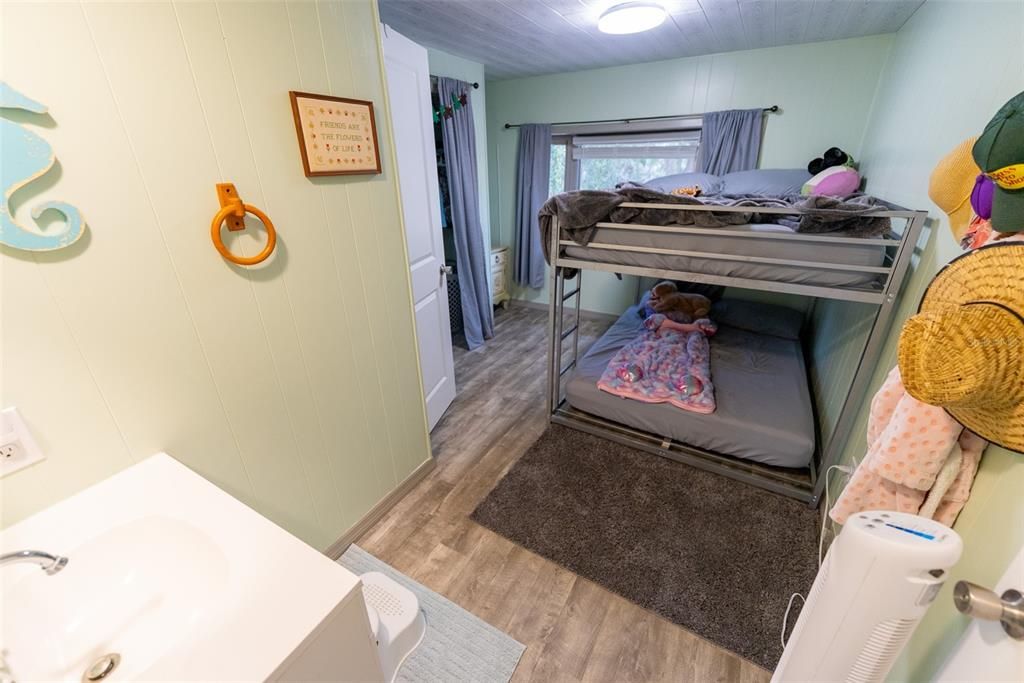 For Sale: $209,700 (2 beds, 2 baths, 884 Square Feet)