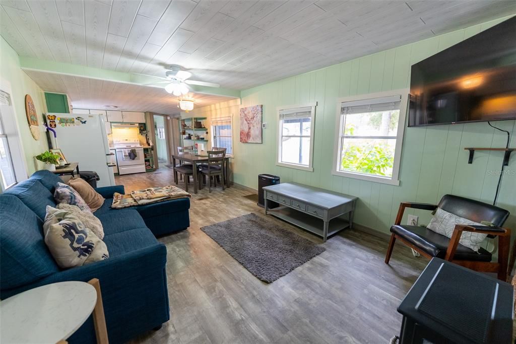 For Sale: $209,700 (2 beds, 2 baths, 884 Square Feet)