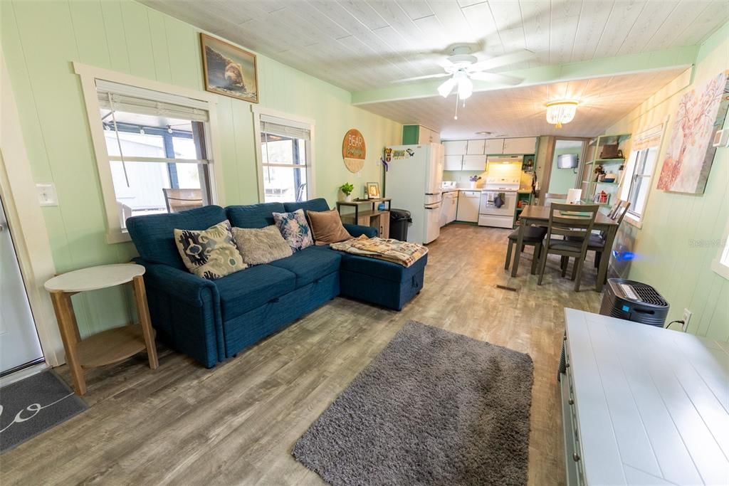 For Sale: $209,700 (2 beds, 2 baths, 884 Square Feet)