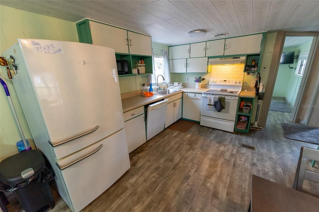 For Sale: $209,700 (2 beds, 2 baths, 884 Square Feet)