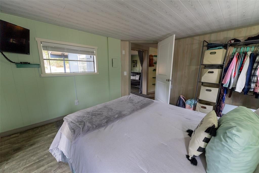 For Sale: $209,700 (2 beds, 2 baths, 884 Square Feet)