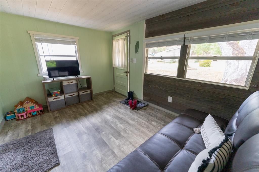 For Sale: $209,700 (2 beds, 2 baths, 884 Square Feet)