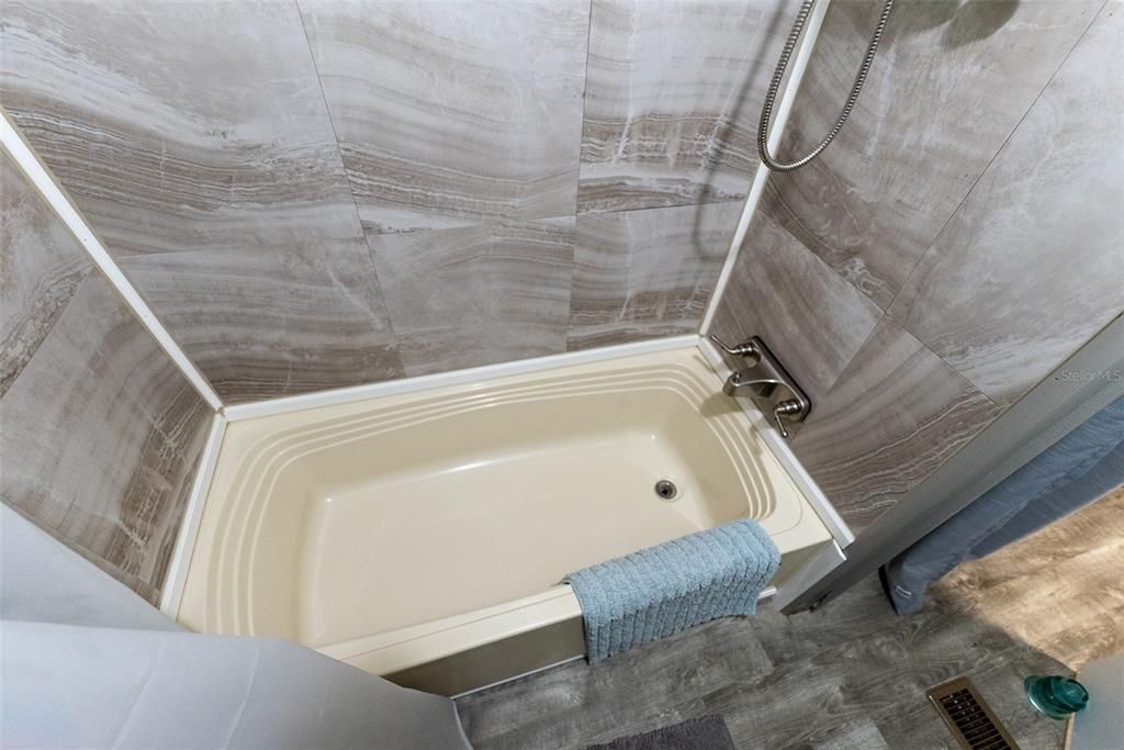 For Sale: $209,700 (2 beds, 2 baths, 884 Square Feet)