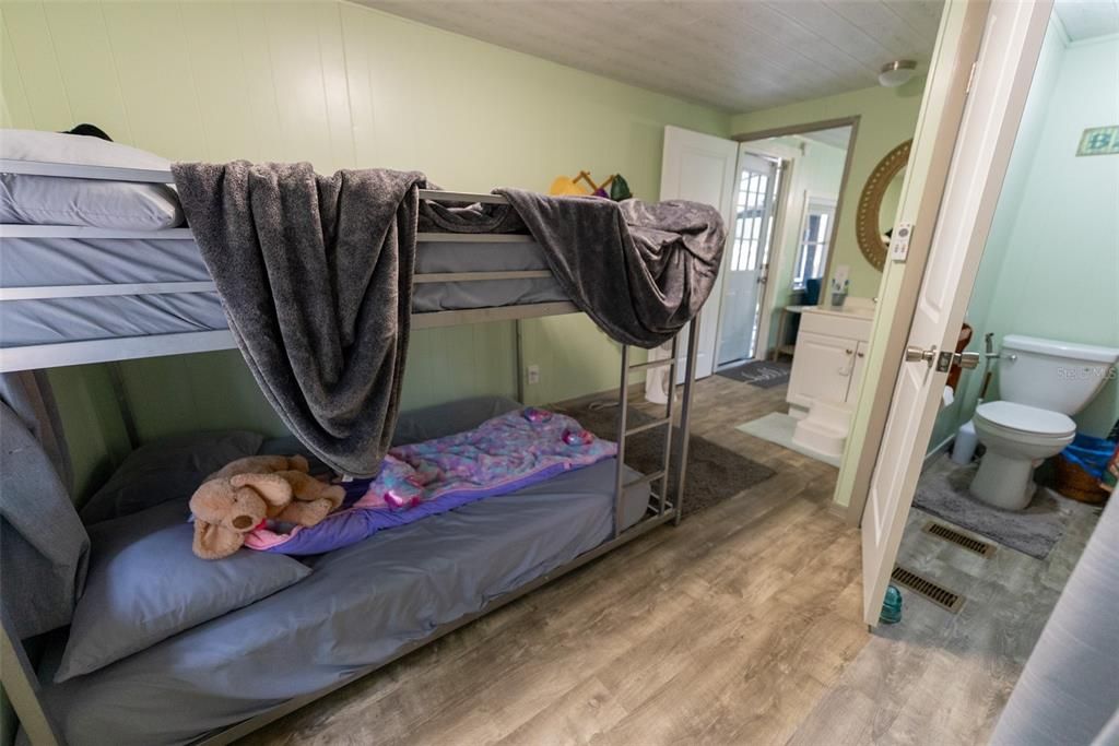 For Sale: $209,700 (2 beds, 2 baths, 884 Square Feet)