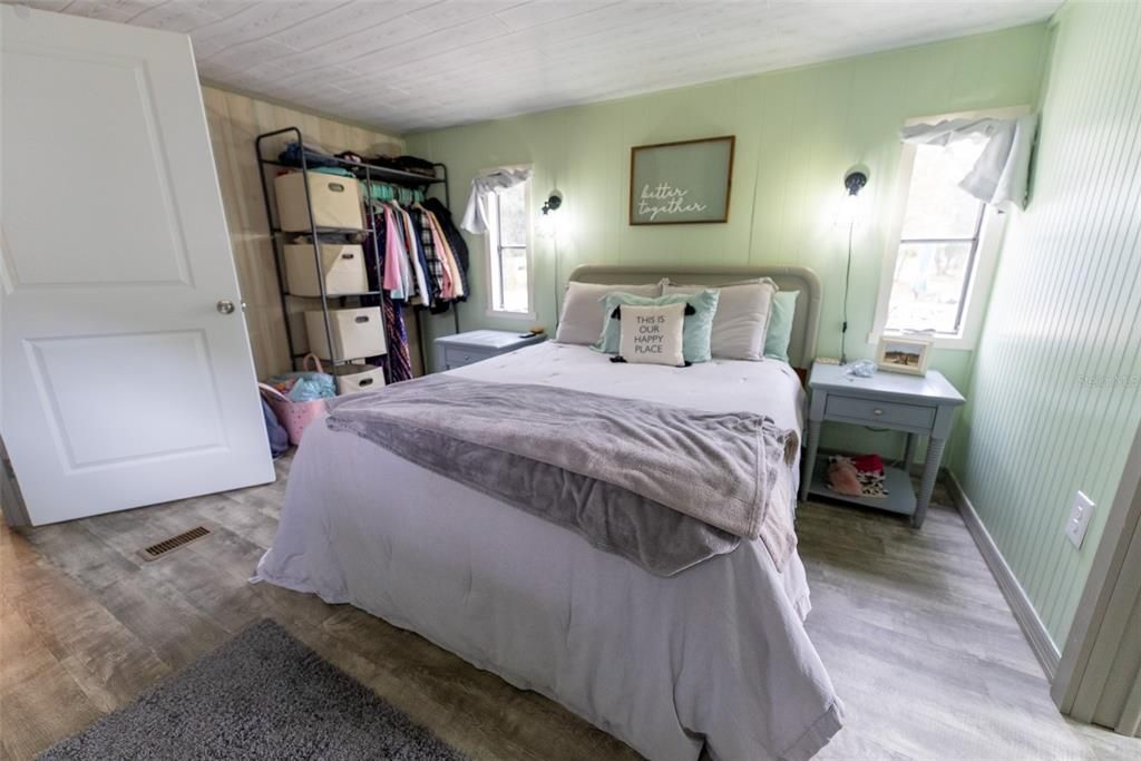 For Sale: $209,700 (2 beds, 2 baths, 884 Square Feet)