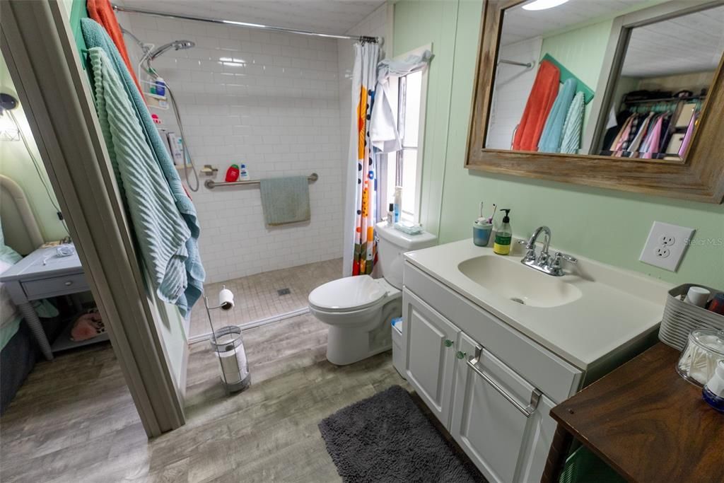 For Sale: $209,700 (2 beds, 2 baths, 884 Square Feet)