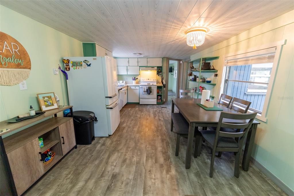For Sale: $209,700 (2 beds, 2 baths, 884 Square Feet)