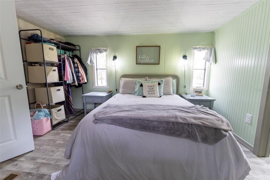 For Sale: $209,700 (2 beds, 2 baths, 884 Square Feet)