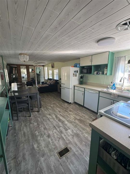 For Sale: $209,700 (2 beds, 2 baths, 884 Square Feet)