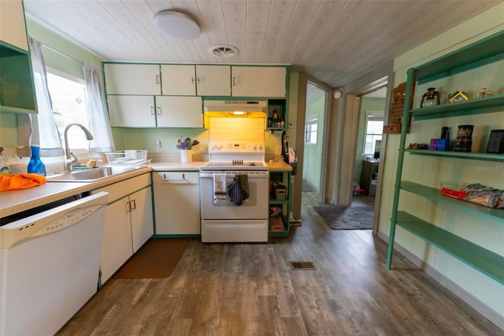 For Sale: $209,700 (2 beds, 2 baths, 884 Square Feet)