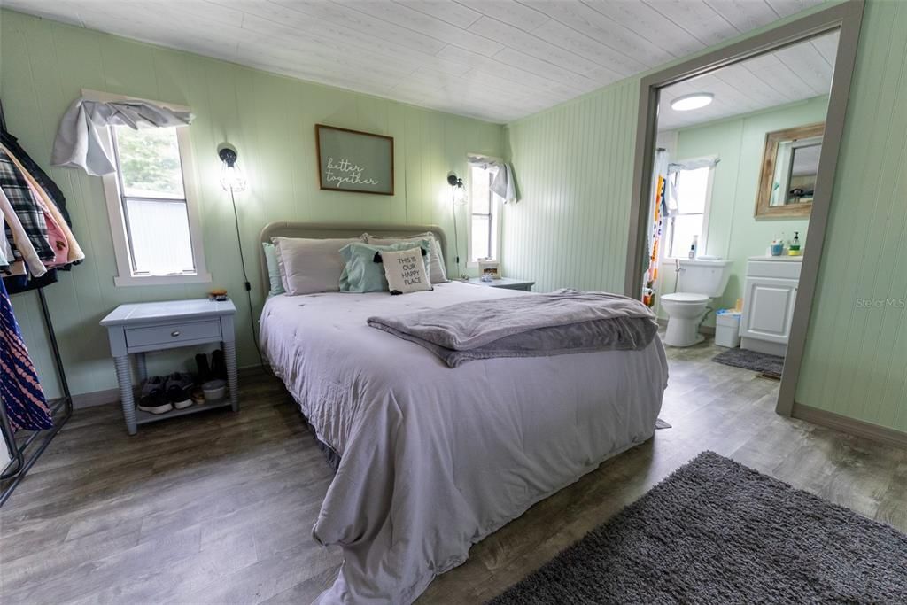 For Sale: $209,700 (2 beds, 2 baths, 884 Square Feet)